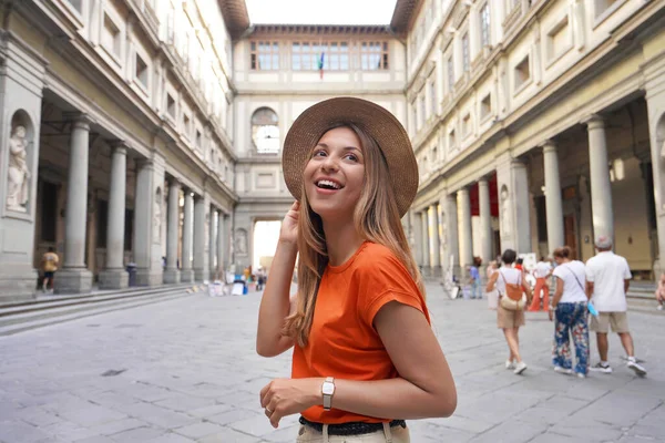 Portrait Young Woman Walking Courtyard Historic Uffizi Gallery Art Museum — 스톡 사진