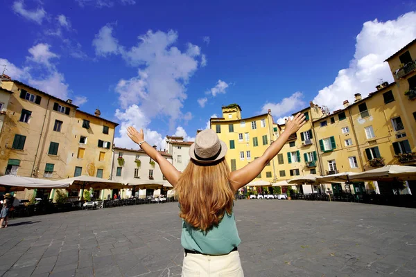 Holidays Tuscany Young Tourist Woman Raising Arms Historic Square Piazza — 스톡 사진