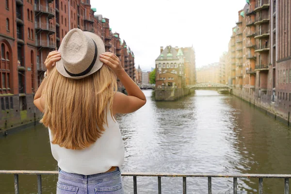 Idegenforgalom Németországban Gyönyörű Fiatal Látogat Speicherstadt Kerület Kikötő Hamburg Németország — Stock Fotó