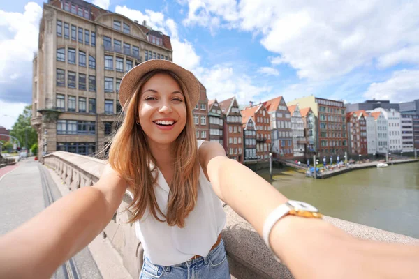 Traveler Girl Taking Self Portrait Hamburg Germany — 스톡 사진