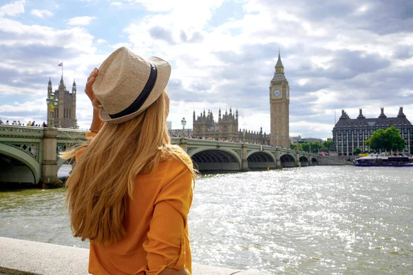 Tourism London Back View Traveler Girl Enjoying Sight Westminster Bridge — стоковое фото