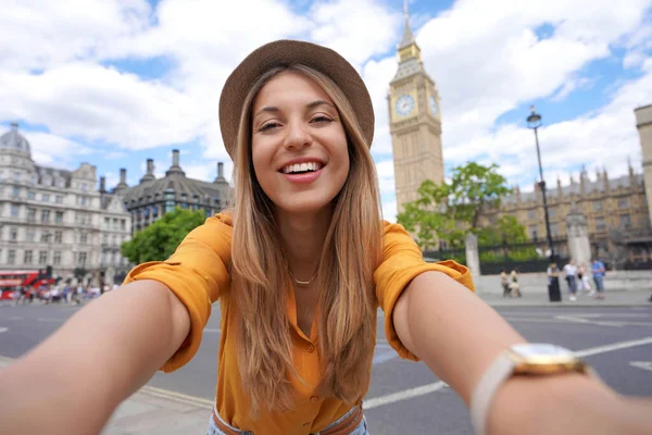 Liburan Inggris Gadis Brasil Mengambil Foto Selfie Dengan Smartphone London — Stok Foto