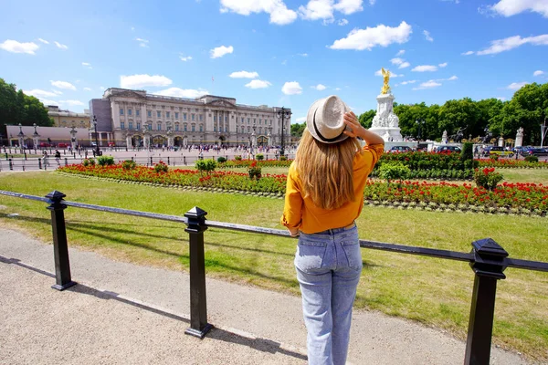 Rear View Girl Visiting London United Kingdom — Fotografia de Stock