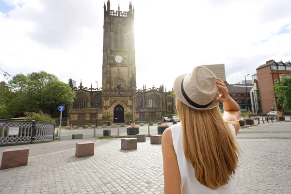 Tourism Back View Beautiful Woman Visiting City Manchester Sunny Day — 스톡 사진