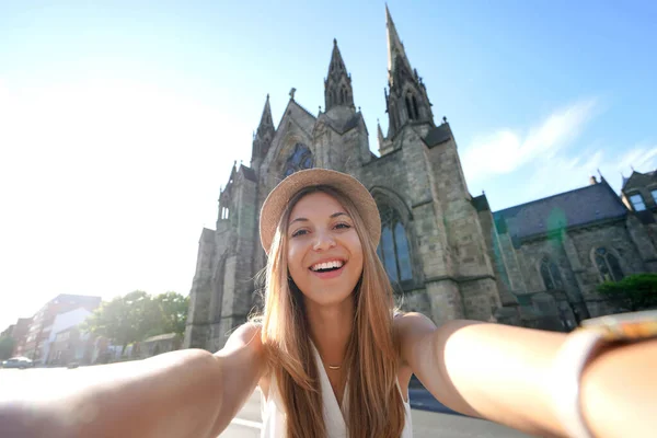 Smiling Tourist Girl Takes Self Portrait Front Salford Cathedral Manchester — Stok fotoğraf