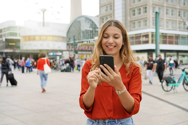 Portrait Smiling Young Woman Using Mobile App Berlin City Street — Stock fotografie