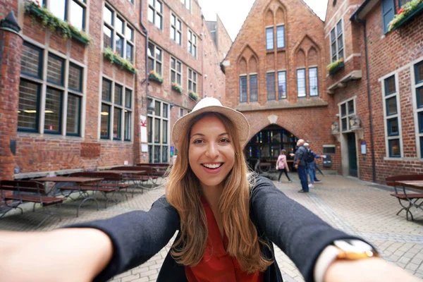 Tourist Girl Takes Self Portrait Bottcherstrasse Bremen Germany — Stok fotoğraf