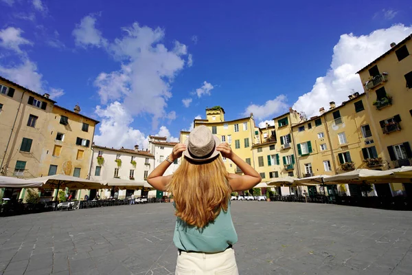 Tourism Italy Rear View Young Traveler Woman Visiting Historic City — Foto Stock