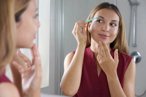 Brazilian Woman Shaving Her Eyebrows Razor Home Pretty Woman Using — Foto de Stock