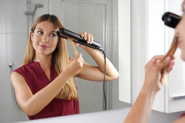Girl Using Steam Straightener Style Hair Mirror Bathroom — Stock Photo, Image