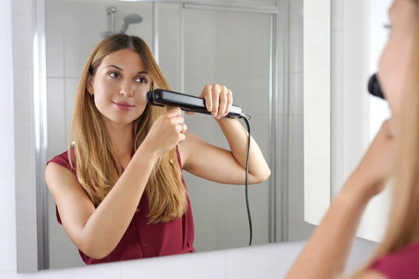 Beautiful Young Woman Using Streapod Straightening Hair Easy Way Home — Foto de Stock