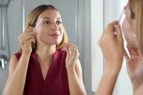 Close Latin Woman Shaving Her Eyebrows Razor Mirror Home — Foto de Stock