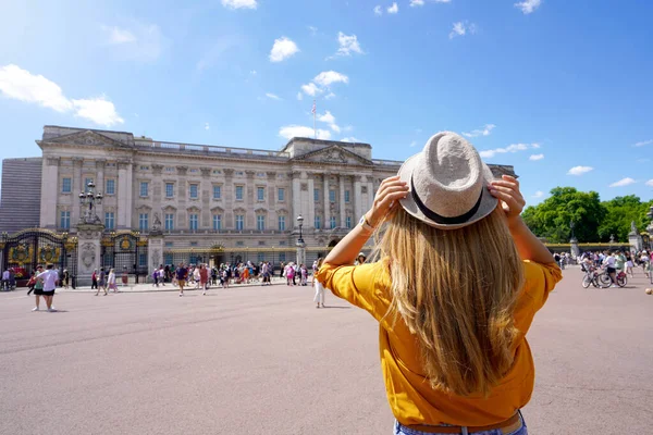 Back View Young Tourist Woman Visiting London United Kingdom — 스톡 사진
