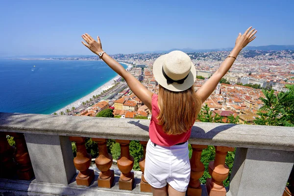 Turismo Riviera Francesa Menina Viajante Com Braços Abertos Desfrutando Paisagem — Fotografia de Stock