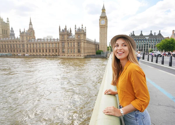 Portret Uśmiechniętej Kobiety Londynie Wielka Brytania — Zdjęcie stockowe