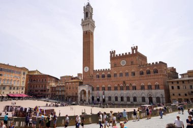 SIENA, İtalya - 22 Haziran 2022: Piazza del Campo Meydanı Siena, Toskana, İtalya 'nın tarihi merkezinin ana kamusal alanı