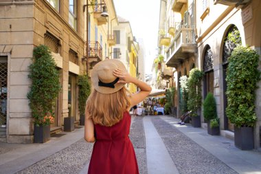 Brera bölgesinde yürüyen şık bir genç kadın, Milan, İtalya