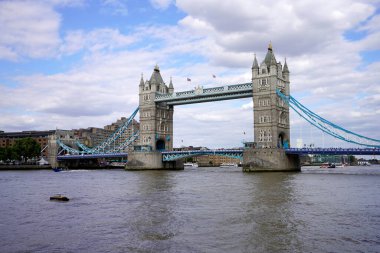 LONDON, İngiltere - 15 Temmuz 2022: Tower Bridge, İngiltere ile Londra şehir manzarası