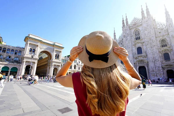 Dovolená Itálii Zadní Pohled Cestovatele Dívka Drží Klobouk Miláně Katedrála — Stock fotografie