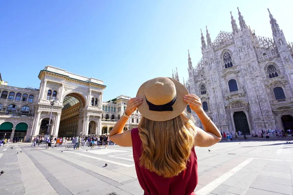 Moda Jovem Mulher Praça Catedral Milão Itália — Fotografia de Stock
