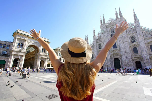 Jovem Excitada Com Braços Erguidos Praça Catedral Milão Itália — Fotografia de Stock
