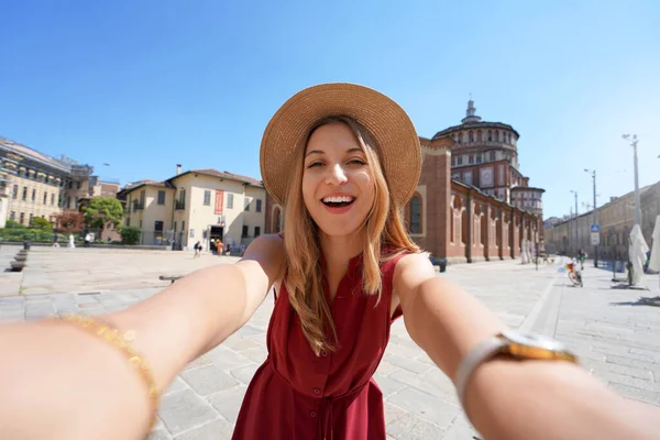 Turista Sonriente Toma Selfie Con Iglesia Santa Maria Delle Grazie — Foto de Stock