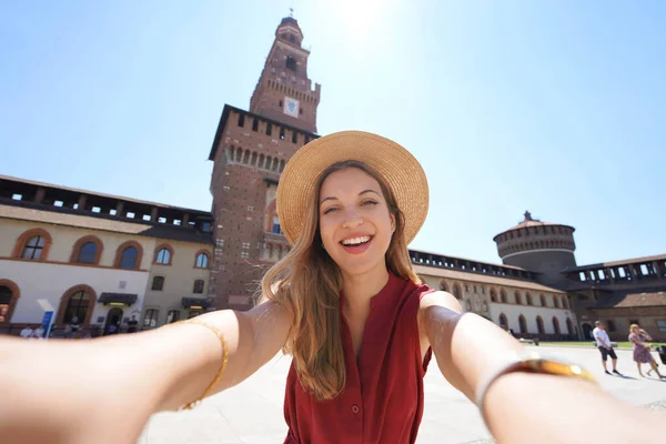 Güzel Mutlu Turist Kadın Talya Milano Fotoğraf Makinesiyle Selfie Çekiyor — Stok fotoğraf