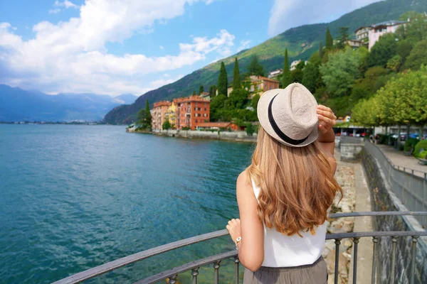 Férias Lago Como Itália Visão Traseira Menina Relaxada Desfrutando Paisagem — Fotografia de Stock