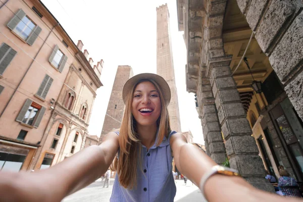 Çekici Turist Kız Bologna Ile Kendi Portresini Çekiyor Kule Talya — Stok fotoğraf