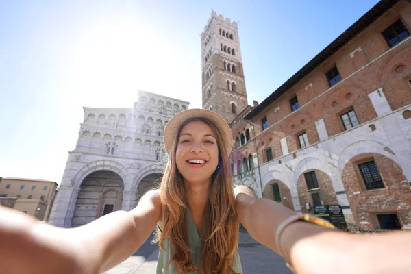 Menina Viajante Bonita Tira Foto Selfie Lucca Toscana Itália — Fotografia de Stock