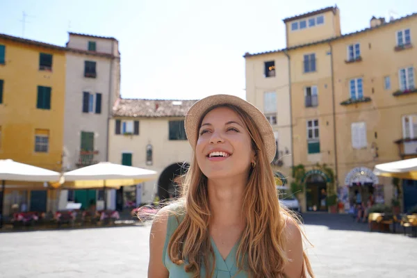 Закрытие Блестящей Молодой Женщины Смотрящей Исторический Город Лукка Тоскана Италия — стоковое фото