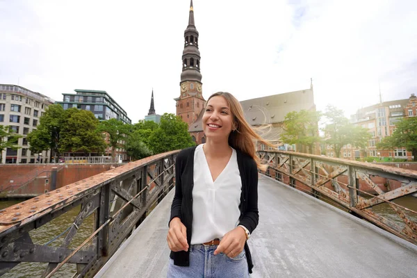 Retrato Uma Jovem Sorridente Caminhando Ponte Cidade Hamburgo Alemanha — Fotografia de Stock