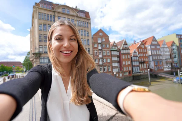 Mulher Bonita Tirando Foto Selfie Com Smartphone Hamburgo Alemanha — Fotografia de Stock
