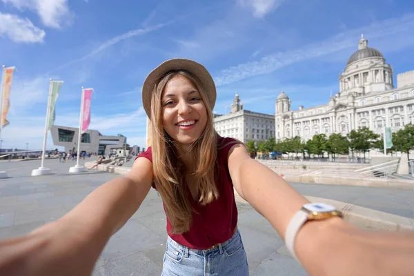 Turystyka Liverpoolu Wielka Brytania Piękna Młoda Kobieta Robi Sobie Selfie — Zdjęcie stockowe