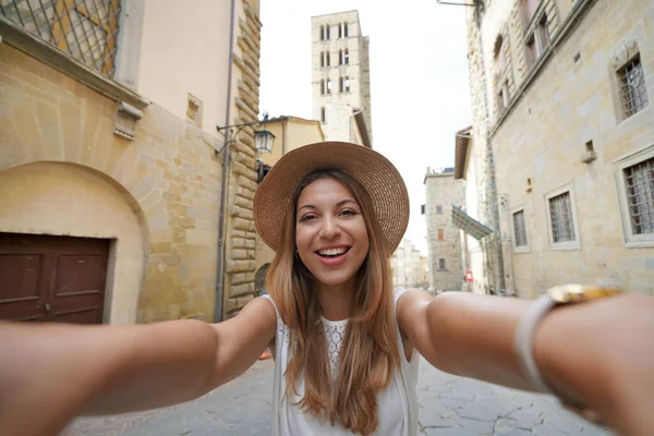 Автопортрет Красивой Туристической Девушки Историческом Городе Ареццо Тоскана Италия — стоковое фото