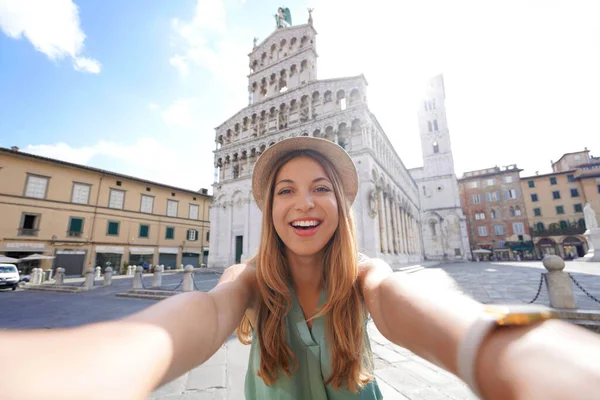 Glimlachend Reiziger Meisje Maakt Selfie Foto Historische Stad Lucca Toscane — Stockfoto