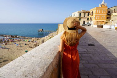 Tarihi Termoli, Molise, İtalya 'da yürüyen genç bir kadının arka görüntüsü