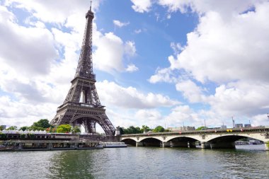 Paris, Fransa 'daki Eyfel Kulesi ve Pont' Iena Köprüsü.