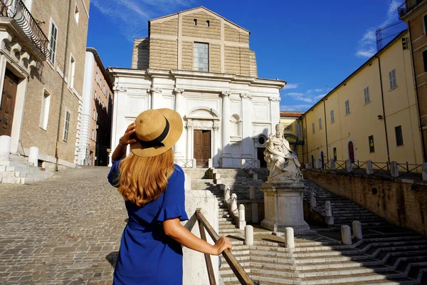 Turismo Ancona Itália Visão Traseira Jovem Mulher Desfrutando Vista Praça — Fotografia de Stock