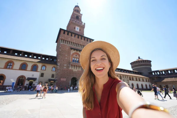 매력적 여행가인 소녀가 이탈리아 밀라노의 스포르차 성에서 자신의 모습을 — 스톡 사진