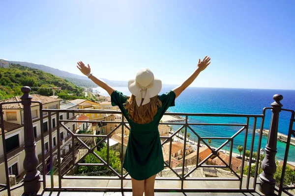 Дивовижний Панорамний Вид Тераси Італії Туристична Дівчина Щаслива Простягнувши Руки — стокове фото