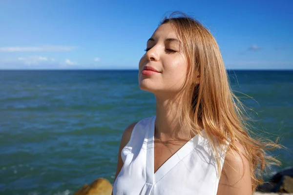 Detailní Záběr Žena Relaxační Dýchání Čerstvého Vzduchu Moři — Stock fotografie