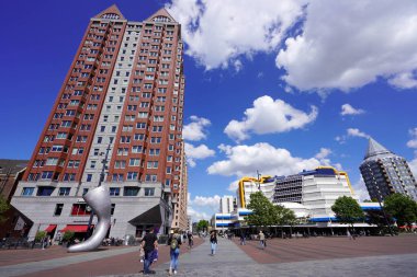 ROTTERDAM, NETHERLANDS - 9 Haziran 2022: De Statendam binası, Centrale Kütüphanesi Rotterdam ve Blaak Kulesi, Hollanda