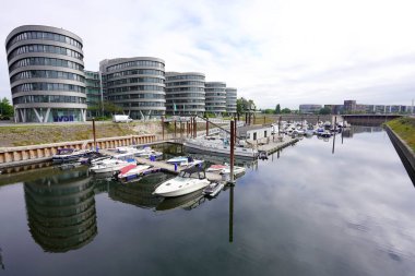 DUISBURG, GERMANY - 10 Haziran 2022: WDR Landesstudio, Duisburg, Almanya ile Duisburg şehir merkezi