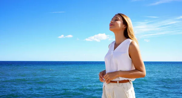 Portret Młodej Kobiety Relaksującej Się Oddychaniem Świeżym Powietrzem Morzu — Zdjęcie stockowe