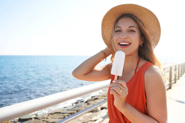 Mulher Brasileira Atraente Comendo Picolé Limão Olhando Para Câmera Verão — Fotografia de Stock