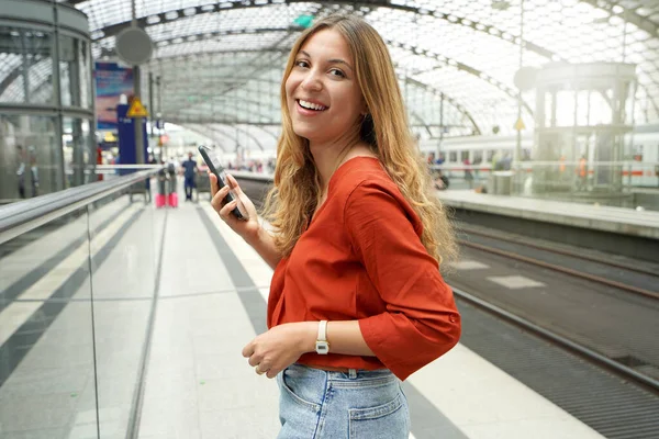 Atractiva Chica Hispana Estación Tren Mirando Cámara Que Sostiene Teléfono — Foto de Stock
