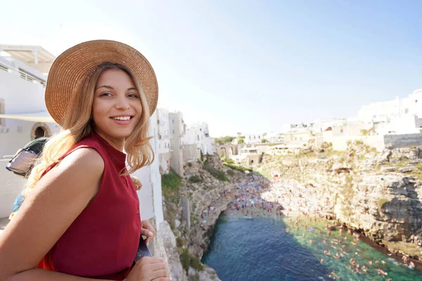 Polignano Daki Terastan Bakan Turist Kızın Portresi Talya Apulia Bir — Stok fotoğraf