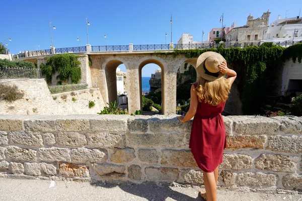 在意大利度假 意大利Apulia Polignano的年轻女游客 — 图库照片