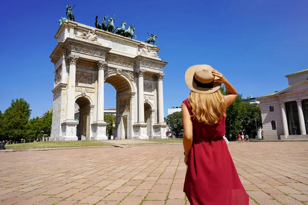 Cestovní Ruch Miláně Itálie Zadní Pohled Turistickou Dívku Drží Klobouk — Stock fotografie